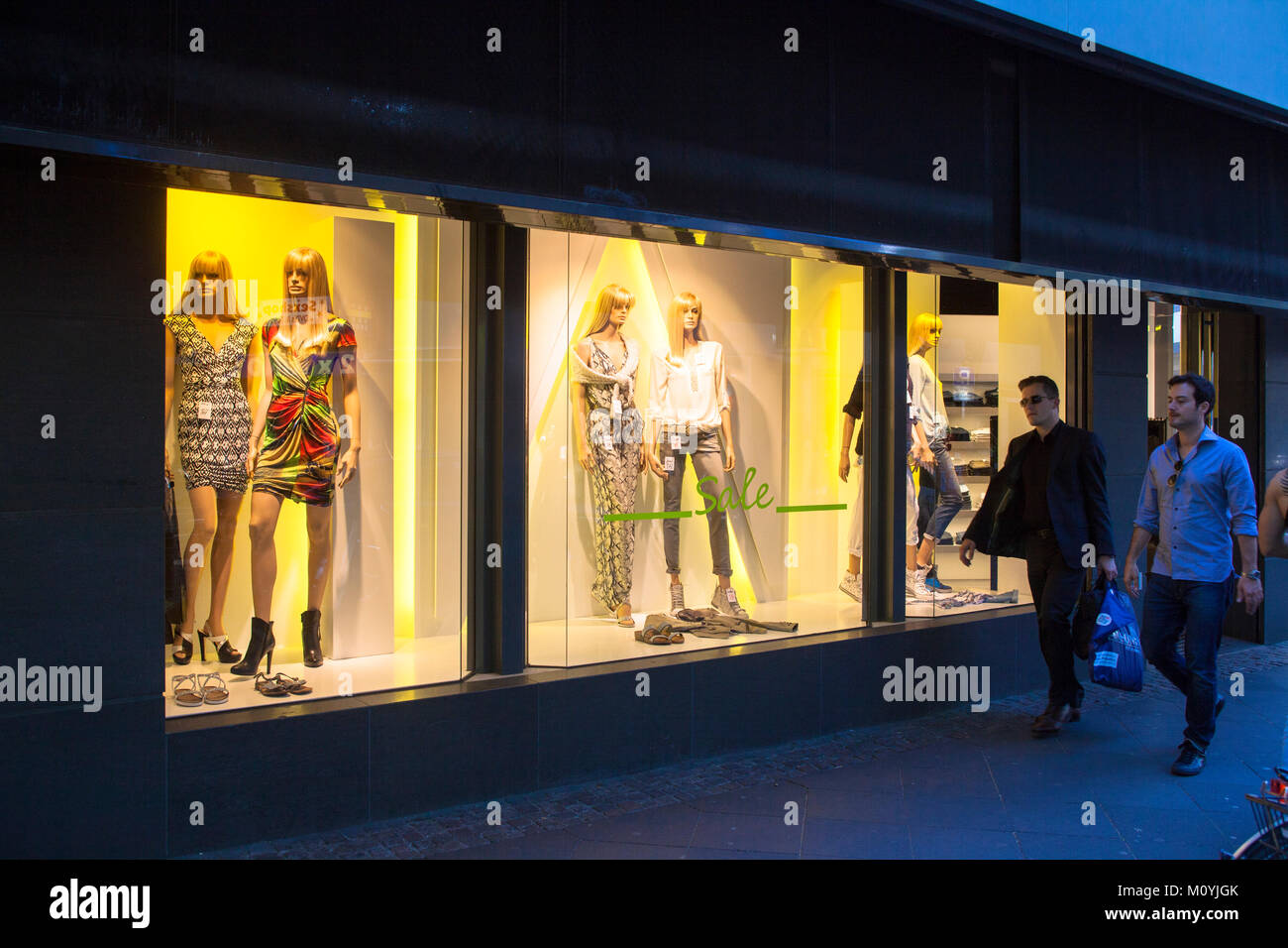 Allemagne, Cologne, l'affichage Fenêtre d'un magasin de mode à la Rudolf square. Deutschland, Koeln, Schaufenster von Modegeschaefts am Rudolfplatz Banque D'Images