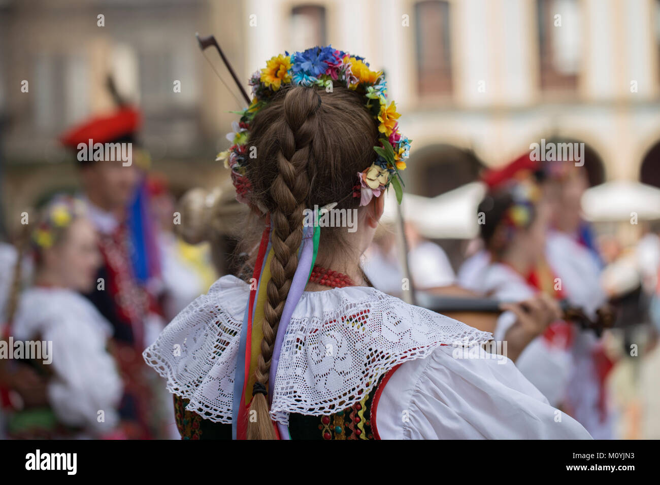 Vue arrière d'une femme polonaise du groupe de danse folklorique traditionnelle avec costume traditionnel Banque D'Images