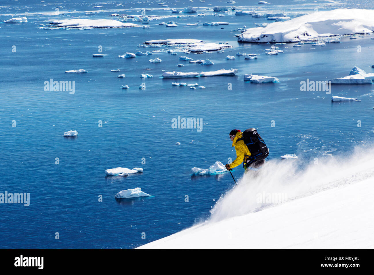 Guide du ski alpin ski alpin descente en Antarctique ; Rongé ; île de la péninsule Arctowski Banque D'Images