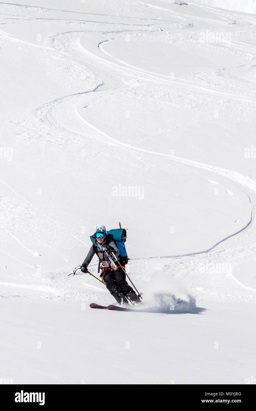 Ski alpin féminin ski alpin de l'alpiniste dans l'Antarctique ; RongÃ© Island ; la péninsule Arctowski Banque D'Images