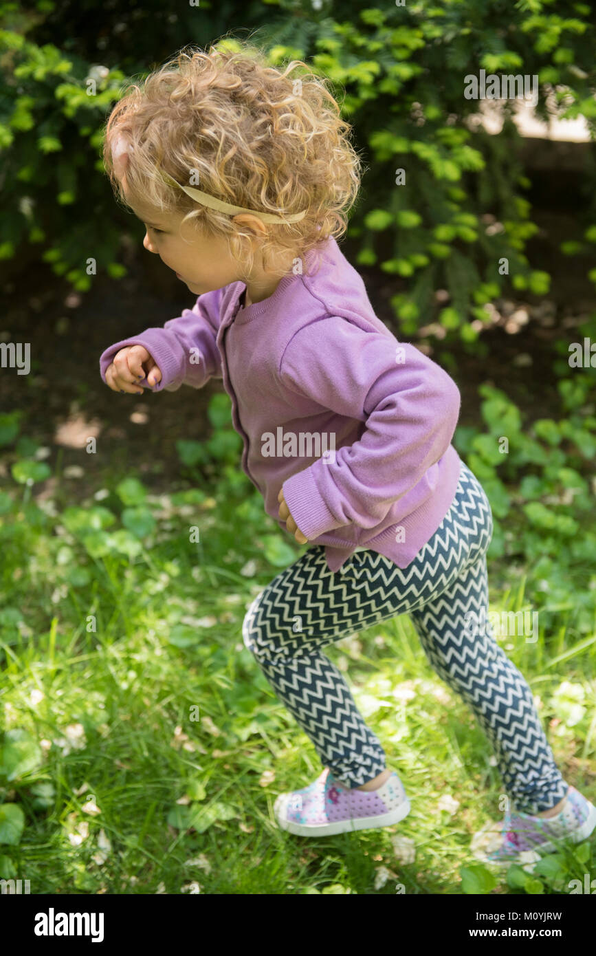 Caucasian girl running outdoors Banque D'Images