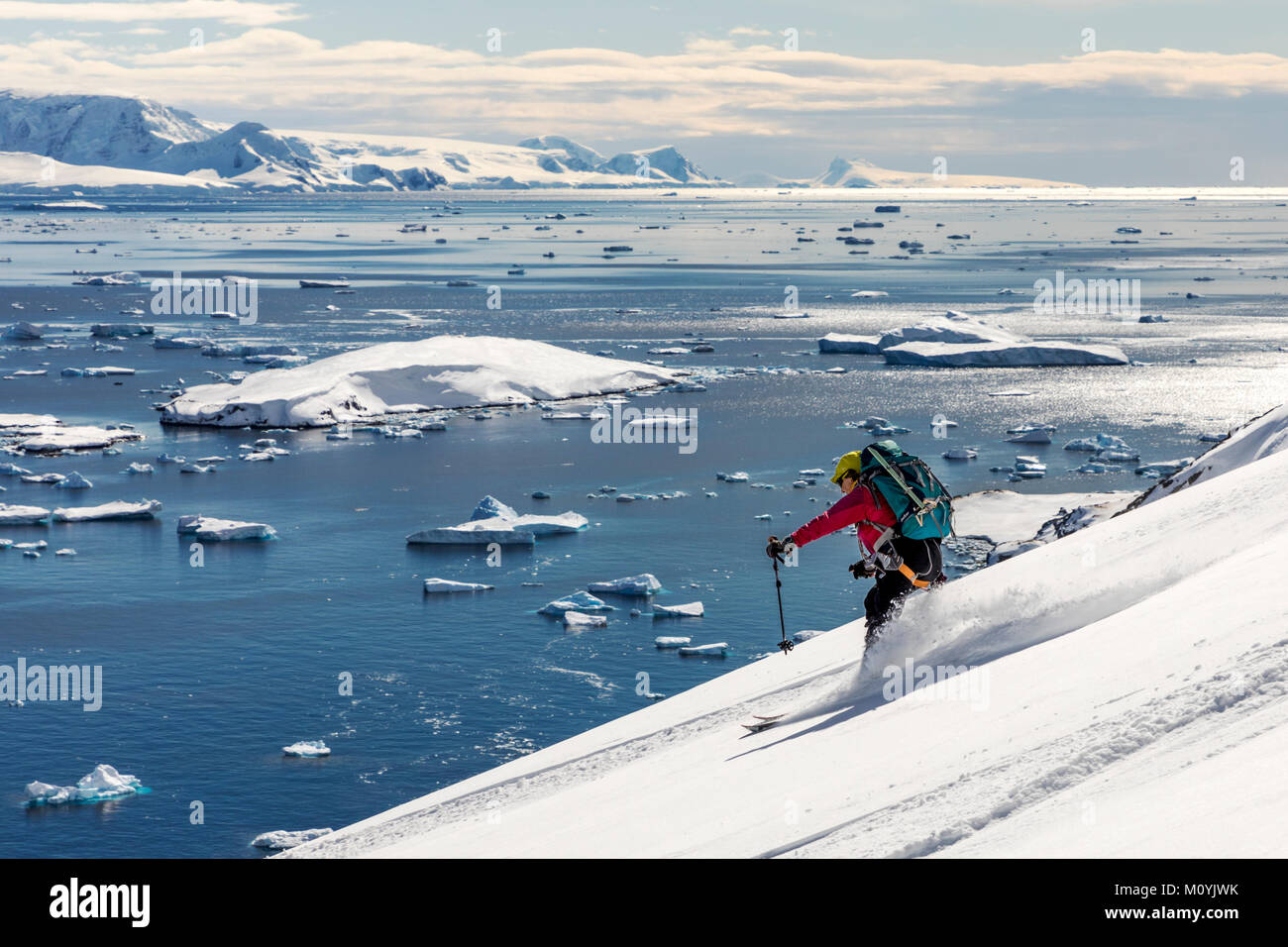 Ski alpin féminin ski alpin de l'alpiniste dans l'Antarctique ; RongÃ© Island ; la péninsule Arctowski Banque D'Images