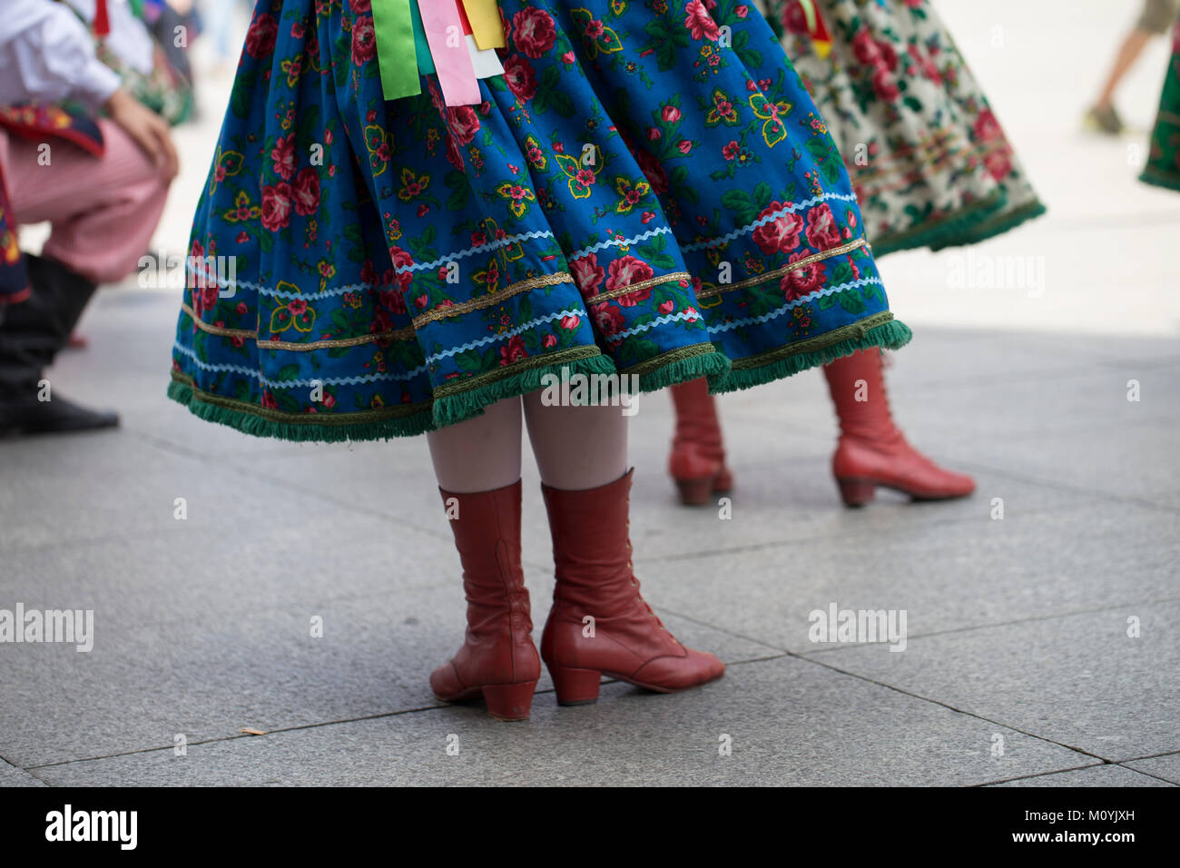 Groupe de danse folklorique polonais avec costume traditionnel Banque D'Images