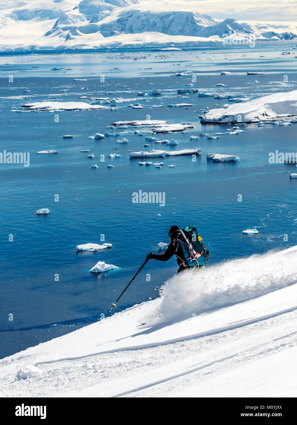 Ski alpin féminin ski alpin de l'alpiniste dans l'Antarctique ; RongÃ© Island ; la péninsule Arctowski Banque D'Images