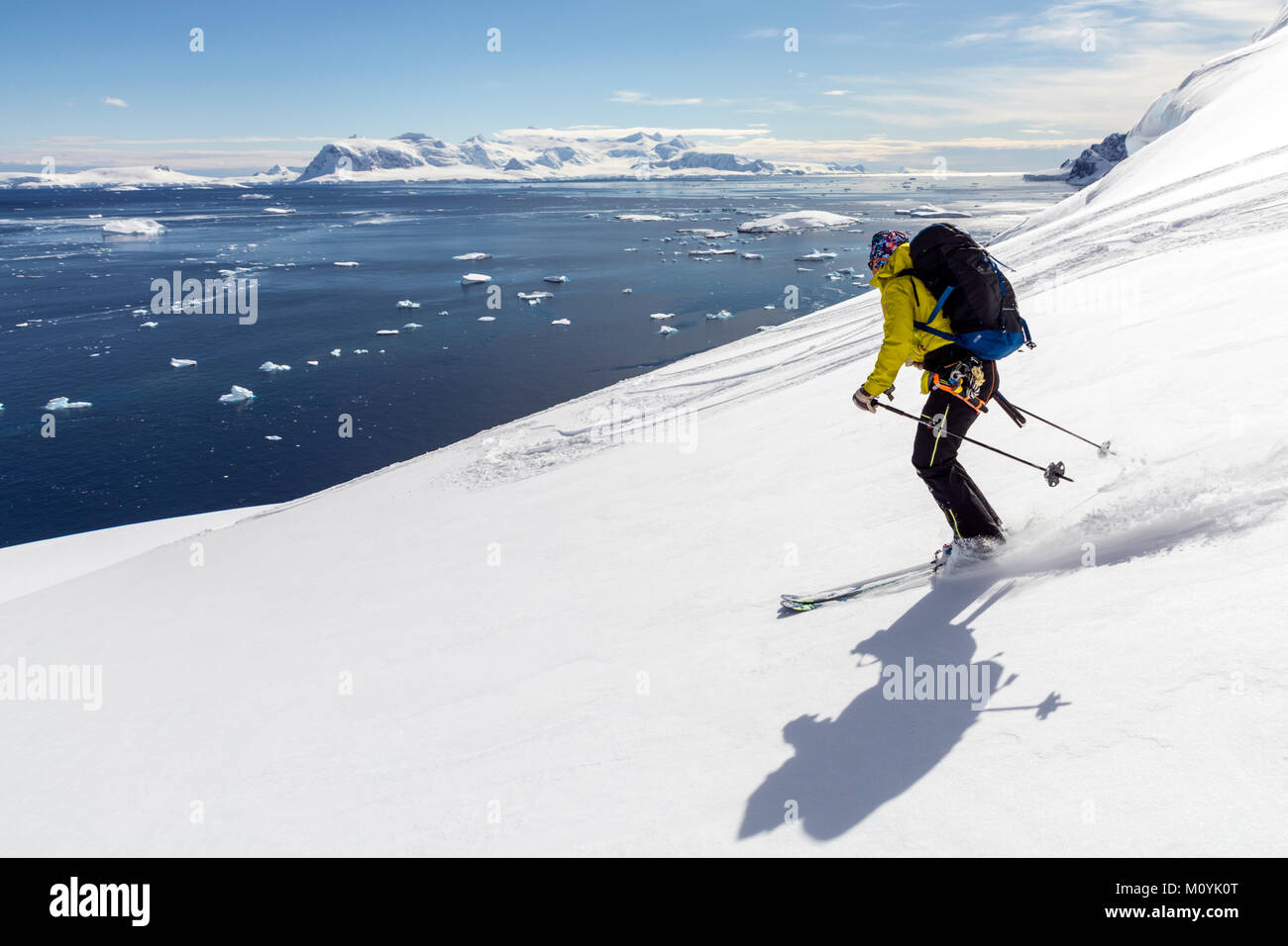 Professionnel Féminin de ski alpin ski alpin guide alpiniste en Antarctique ; RongÃ© Island ; la péninsule Arctowski Banque D'Images