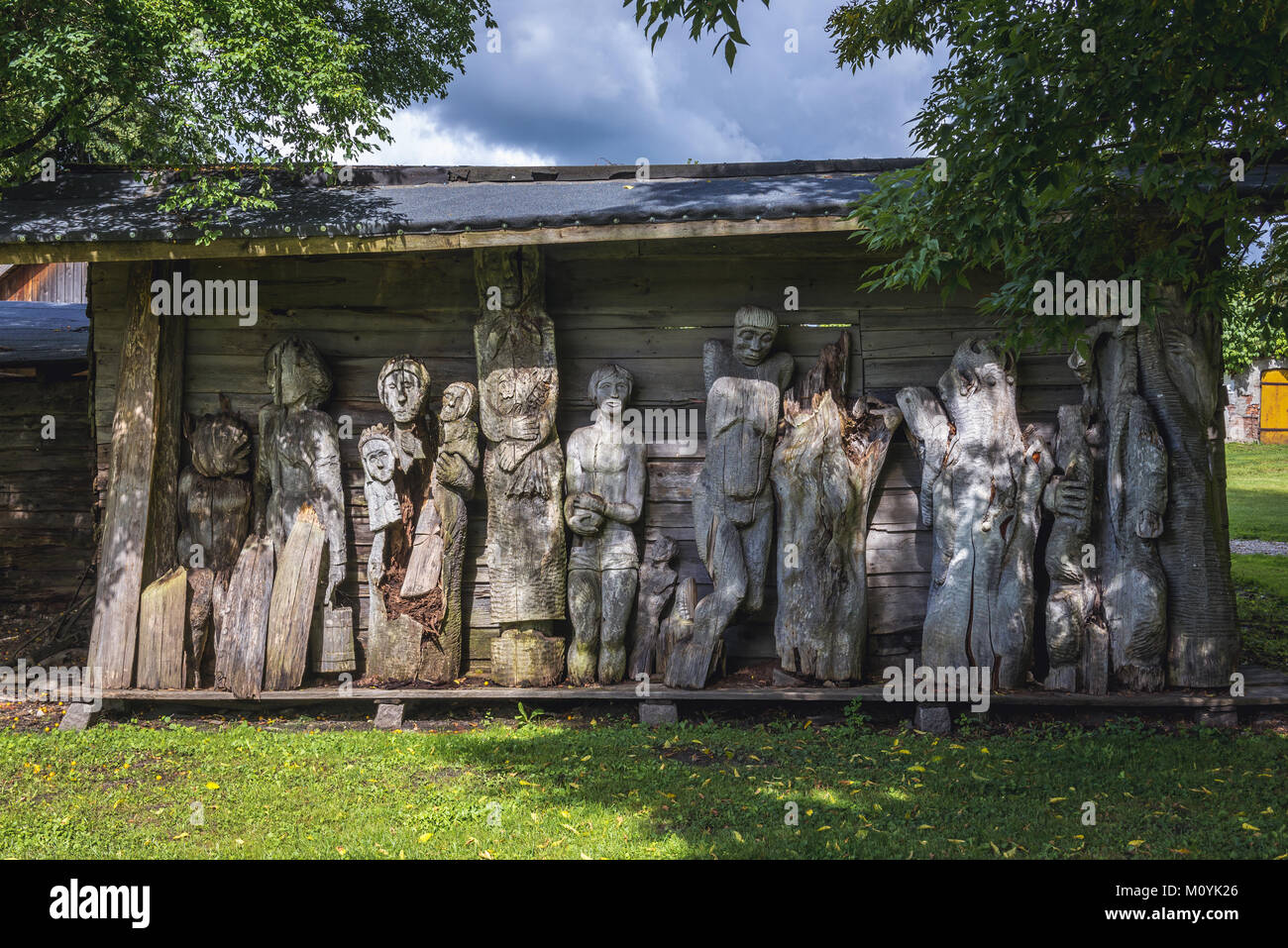 Sculptures en bois dans la région de musée de culture populaire en ville Wegorzewo Warmian-Masurian, Voïvodie de Pologne Banque D'Images