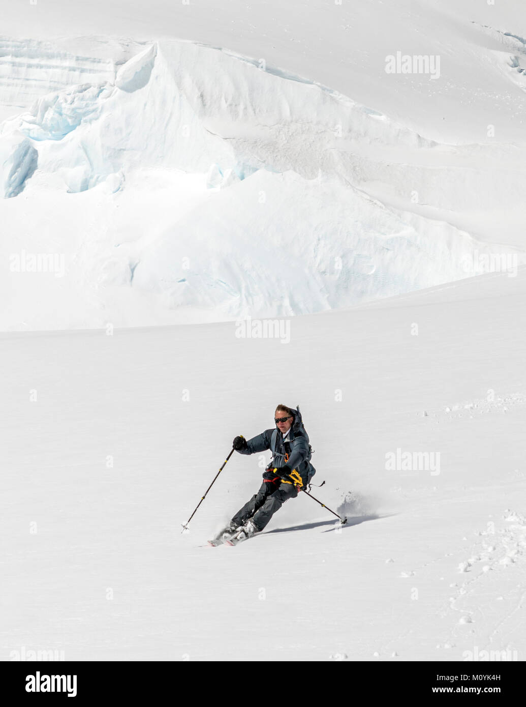 Ski alpin ski alpin de l'alpiniste dans l'Antarctique ; RongÃ© Island ; la péninsule Arctowski Banque D'Images