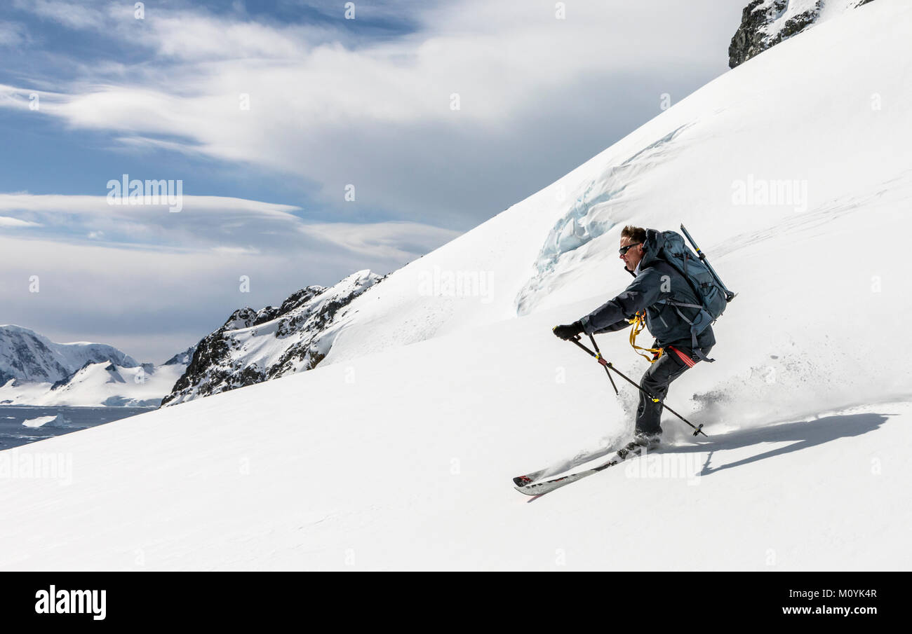 Ski alpin ski alpin de l'alpiniste dans l'Antarctique ; RongÃ© Island ; la péninsule Arctowski Banque D'Images