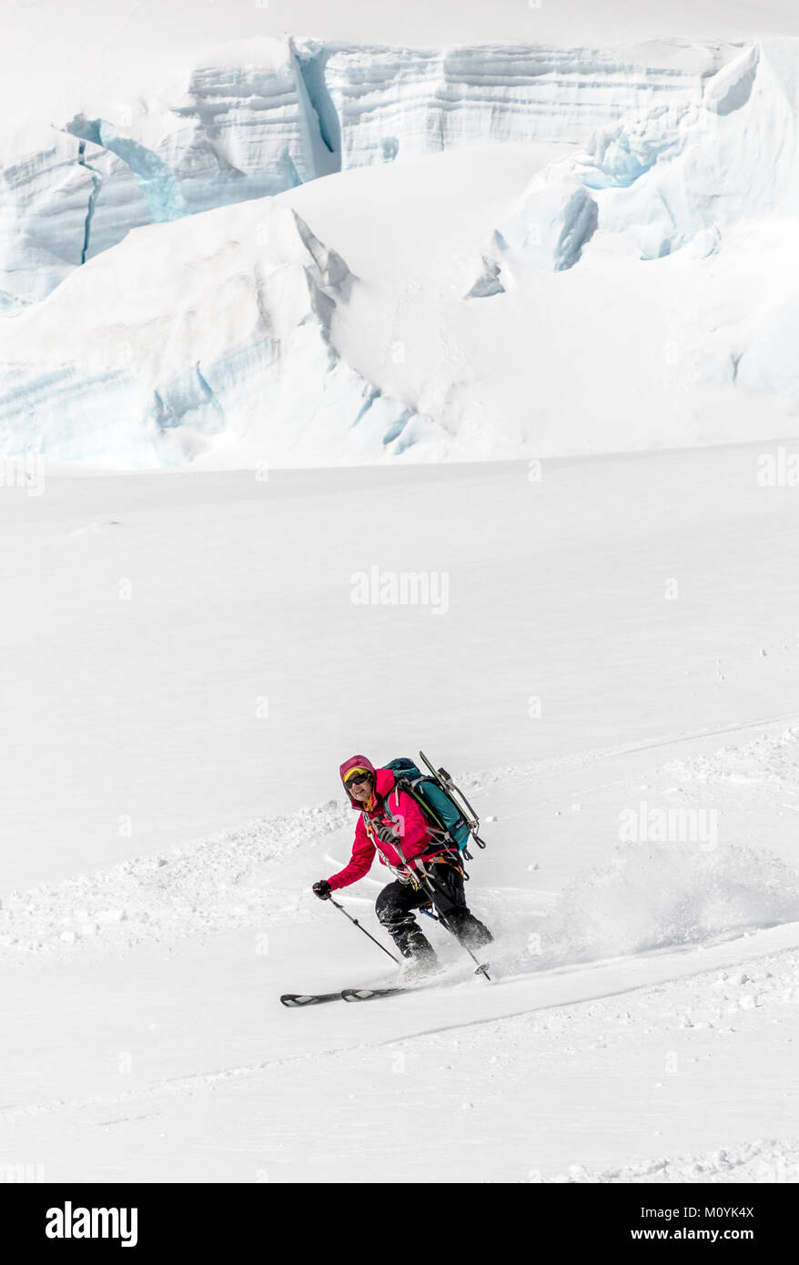 Ski alpin féminin ski alpin de l'alpiniste dans l'Antarctique ; RongÃ© Island ; la péninsule Arctowski Banque D'Images