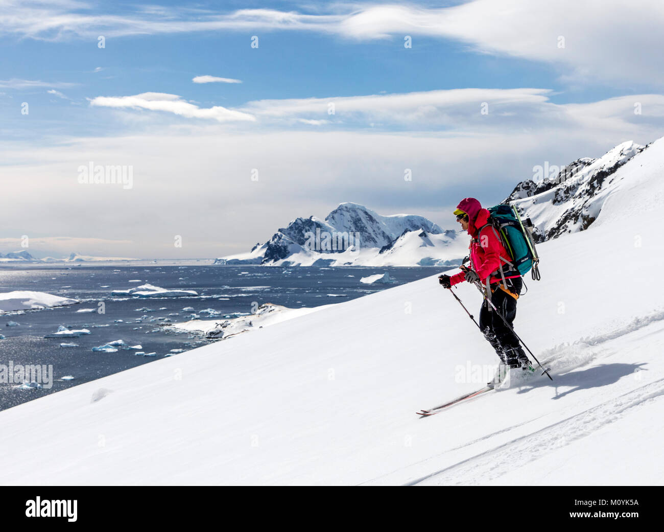 Ski alpin féminin ski alpin de l'alpiniste dans l'Antarctique ; RongÃ© Island ; la péninsule Arctowski Banque D'Images