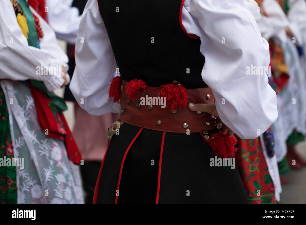 Groupe de danse folklorique polonais avec costume traditionnel Banque D'Images