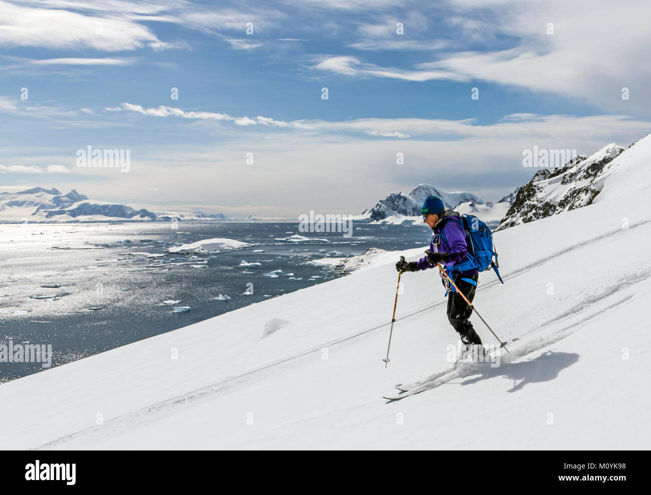 Telemark ski alpin féminin ski alpin de l'alpiniste dans l'Antarctique ; RongÃ© Island ; la péninsule Arctowski Banque D'Images