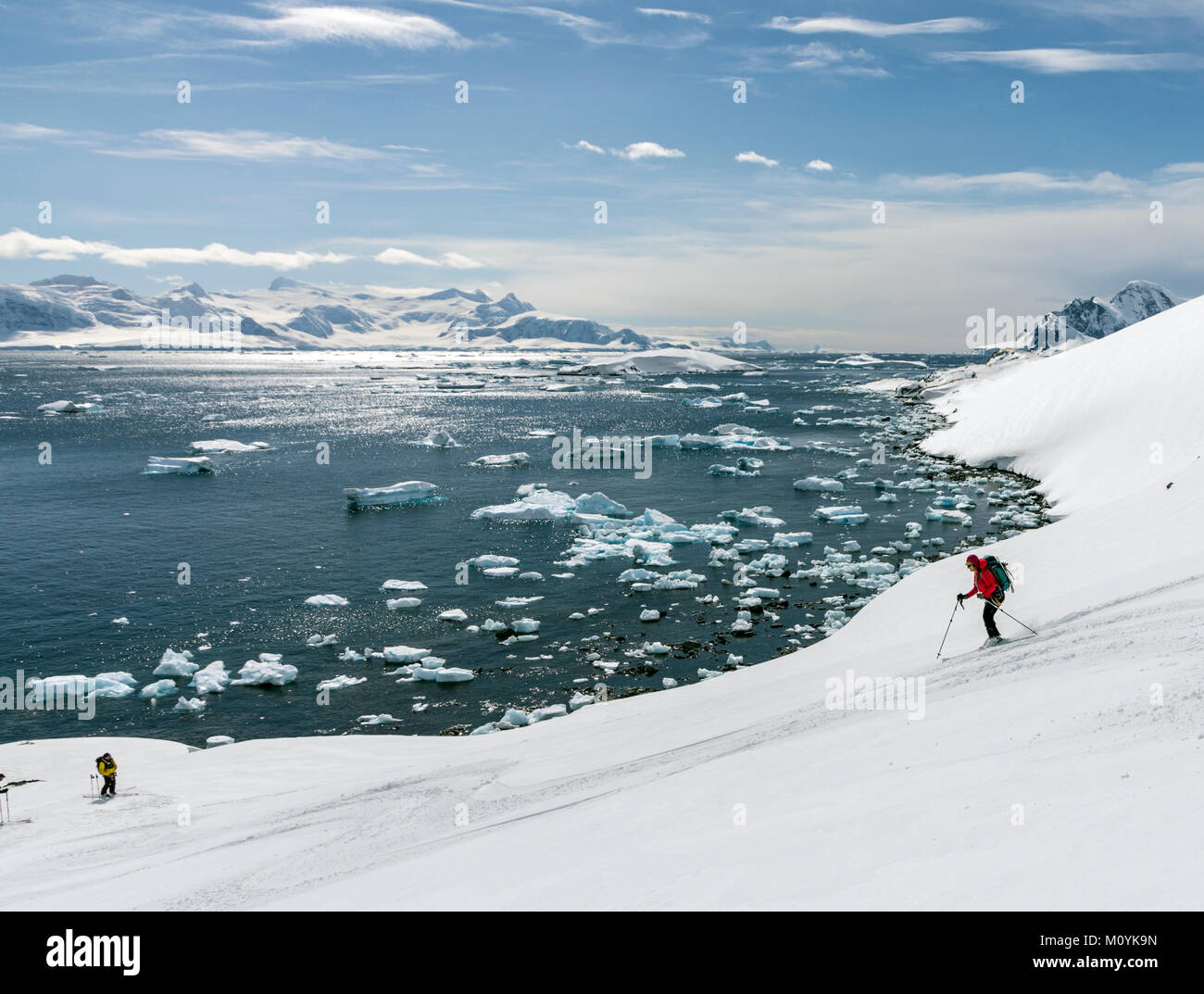 Ski alpin féminin ski alpin de l'alpiniste dans l'Antarctique ; l'Île Rongé ; Péninsule Arctowski Banque D'Images