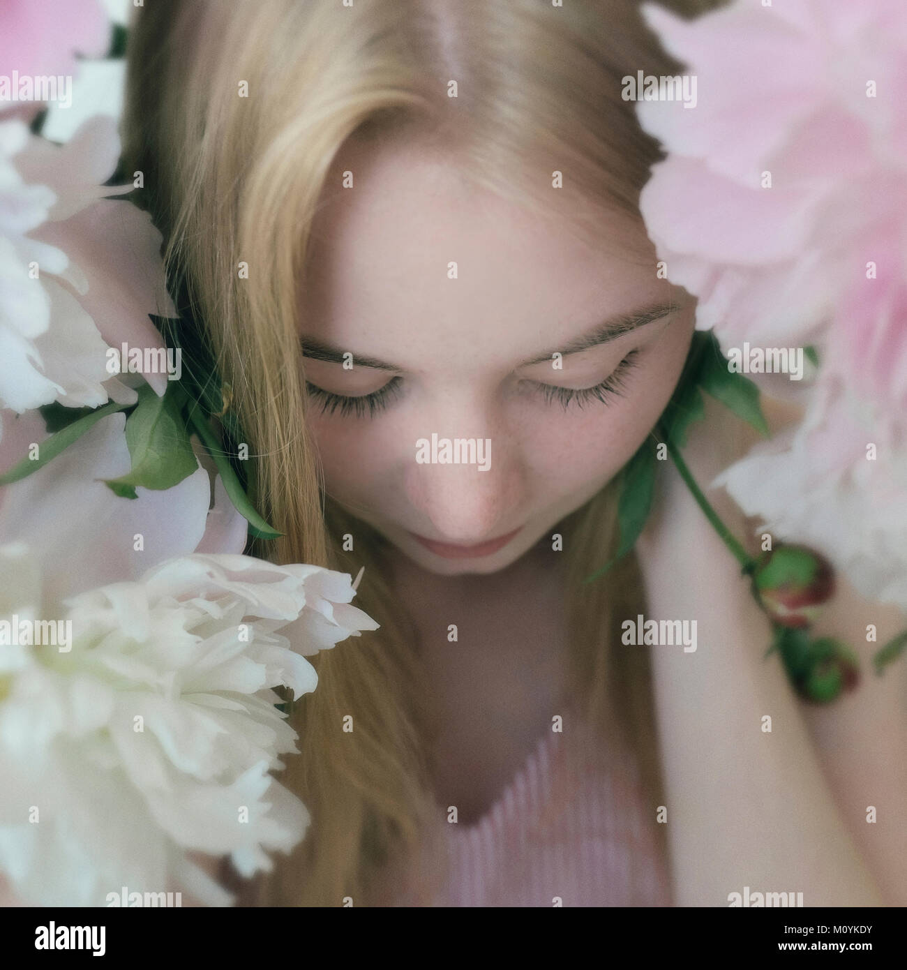 Close up of Caucasian teenage girl holding Flowers Banque D'Images