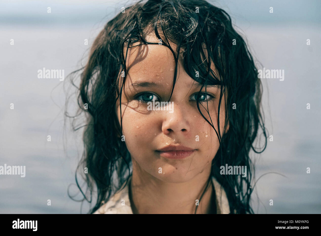 Caucasian girl avec les cheveux mouillés près du lac Banque D'Images