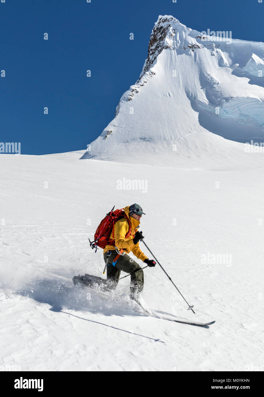 Telemark ski alpin ski alpin de l'alpiniste dans l'Antarctique ; l'Île Nansen Banque D'Images