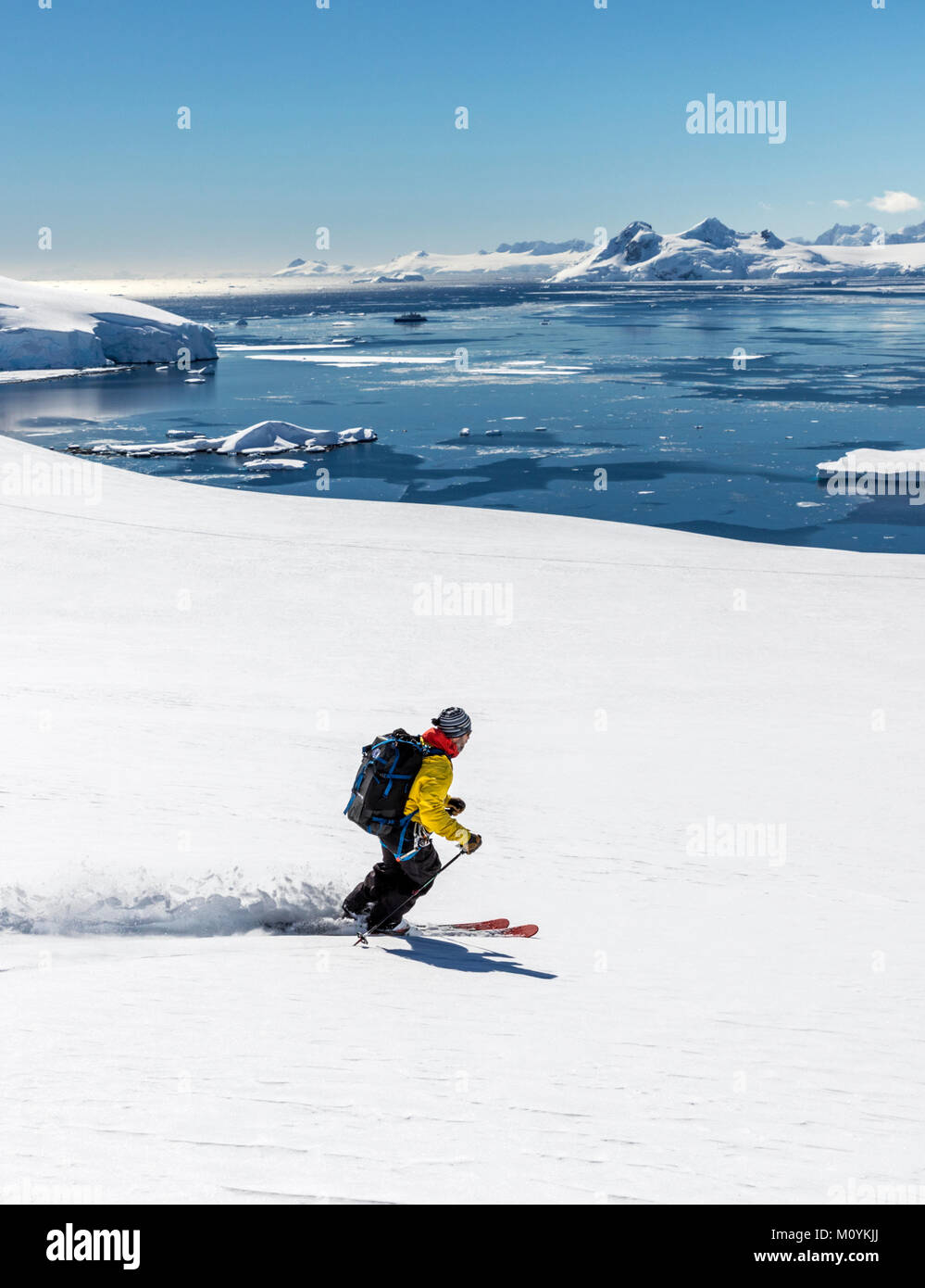 Ski alpin ski alpin de l'alpiniste dans l'Antarctique ; l'Île Nansen Banque D'Images