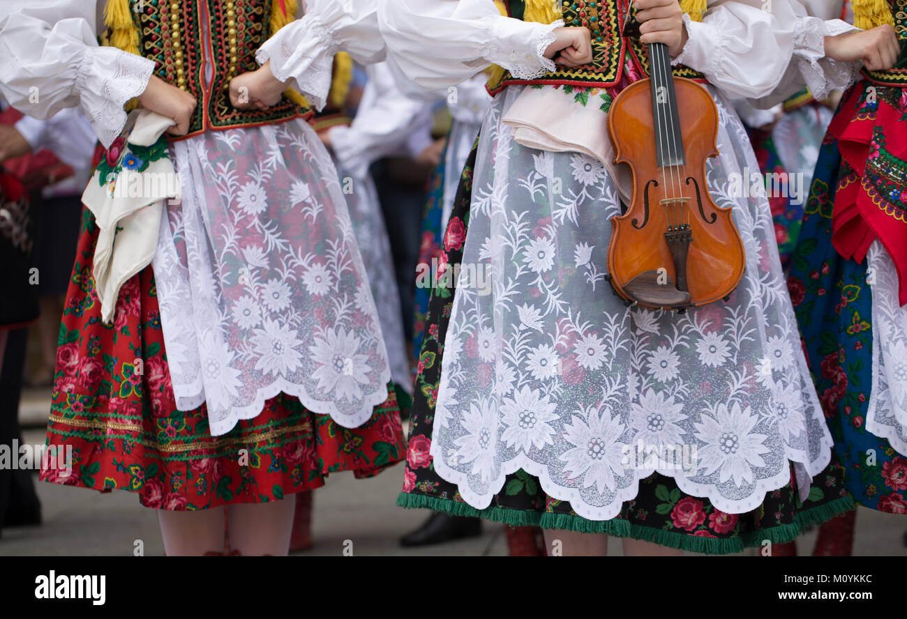 Groupe de danse folklorique polonais avec costume traditionnel et un violon Banque D'Images