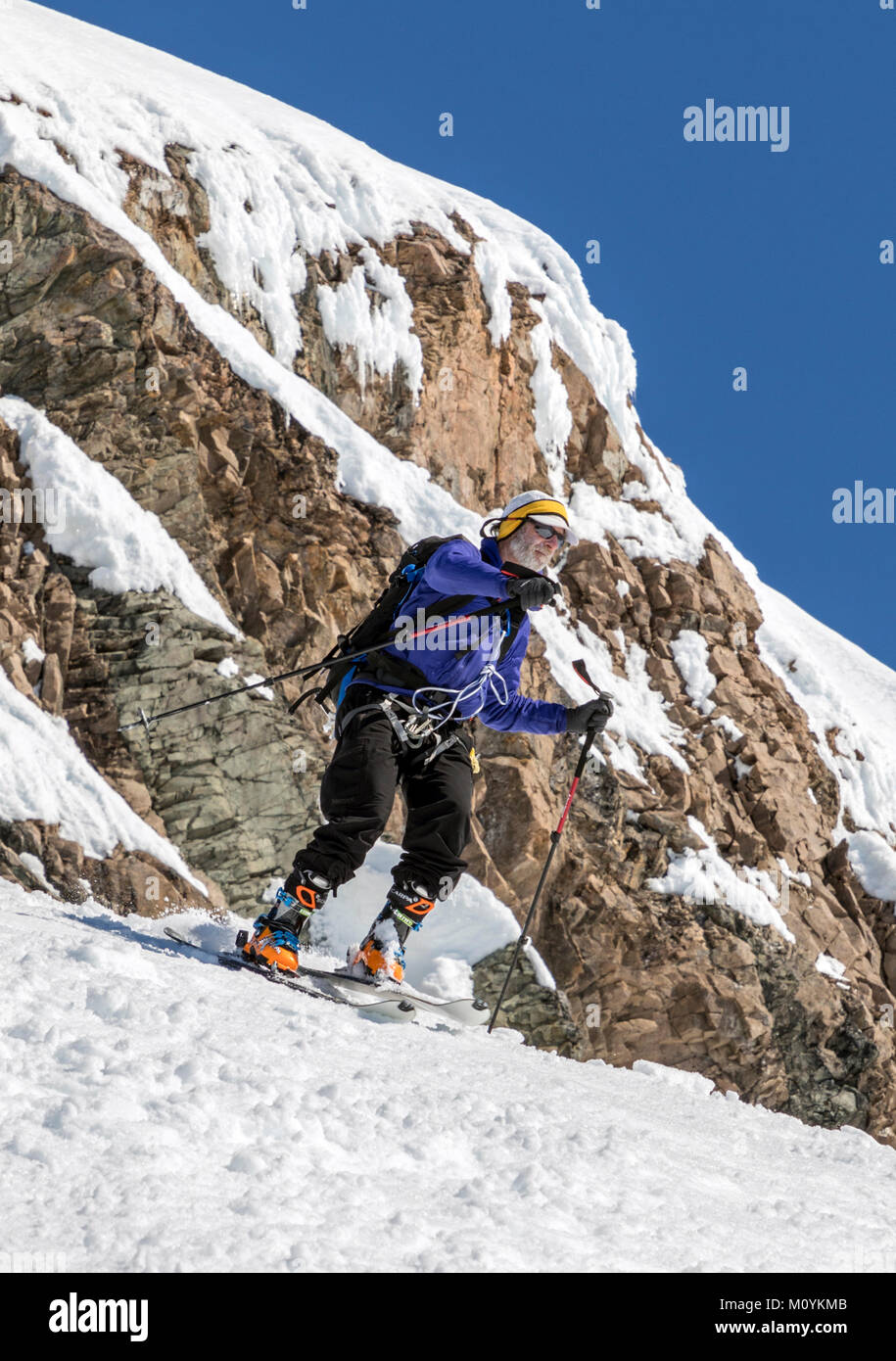 Ski alpin ski alpin de l'alpiniste dans l'Antarctique ; l'Île Nansen Banque D'Images