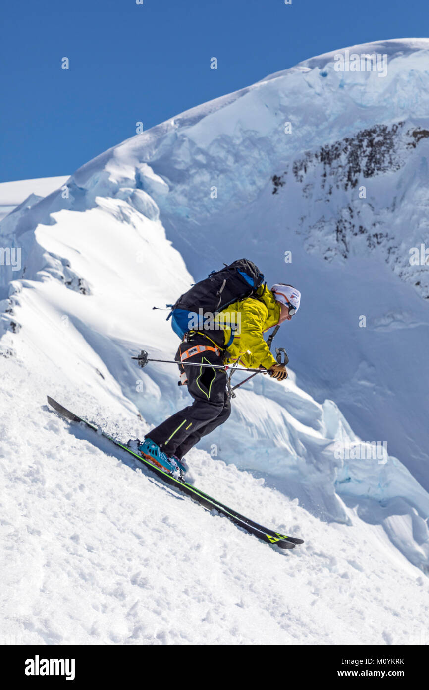 Ski alpin ski alpin de l'alpiniste dans l'Antarctique ; l'Île Nansen Banque D'Images