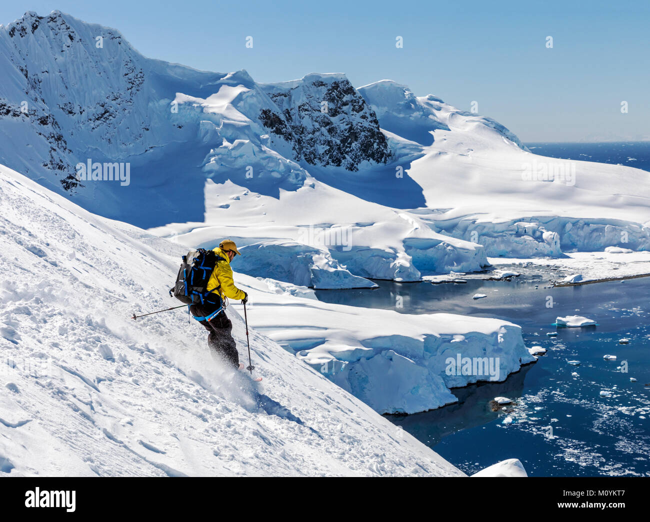 Ski alpin ski alpin de l'alpiniste dans l'Antarctique ; l'Île Nansen Banque D'Images