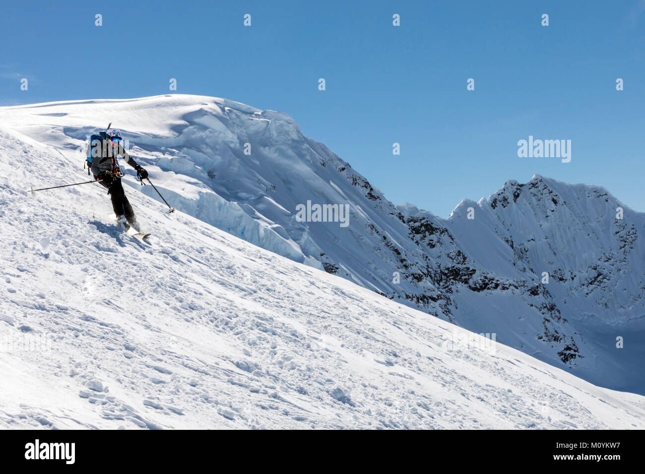 Ski alpin ski alpin de l'alpiniste dans l'Antarctique ; l'Île Nansen Banque D'Images