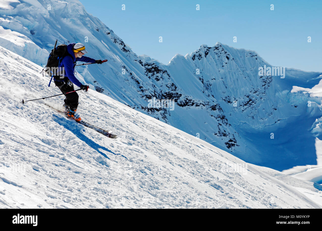 Ski alpin ski alpin de l'alpiniste dans l'Antarctique ; l'Île Nansen Banque D'Images