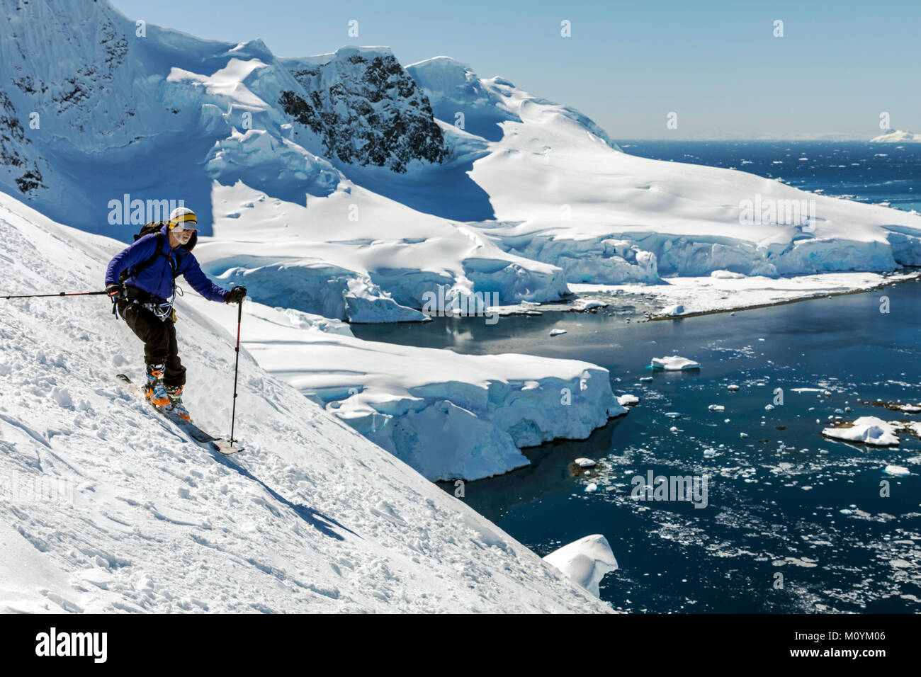 Ski alpin ski alpin de l'alpiniste dans l'Antarctique ; l'Île Nansen Banque D'Images