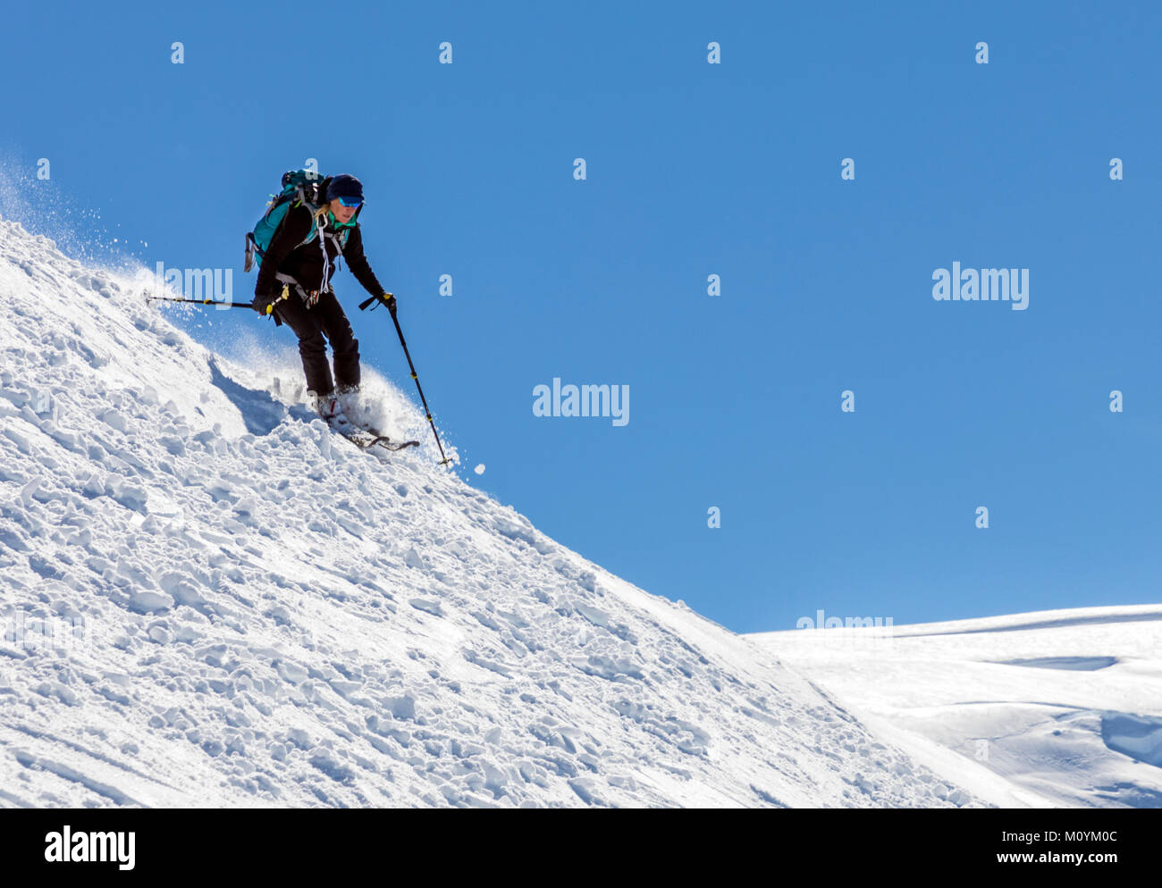 Ski alpin ski alpin de l'alpiniste dans l'Antarctique ; l'Île Nansen Banque D'Images