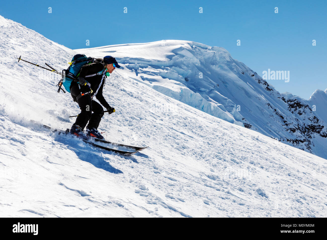 Ski alpin ski alpin de l'alpiniste dans l'Antarctique ; l'Île Nansen Banque D'Images