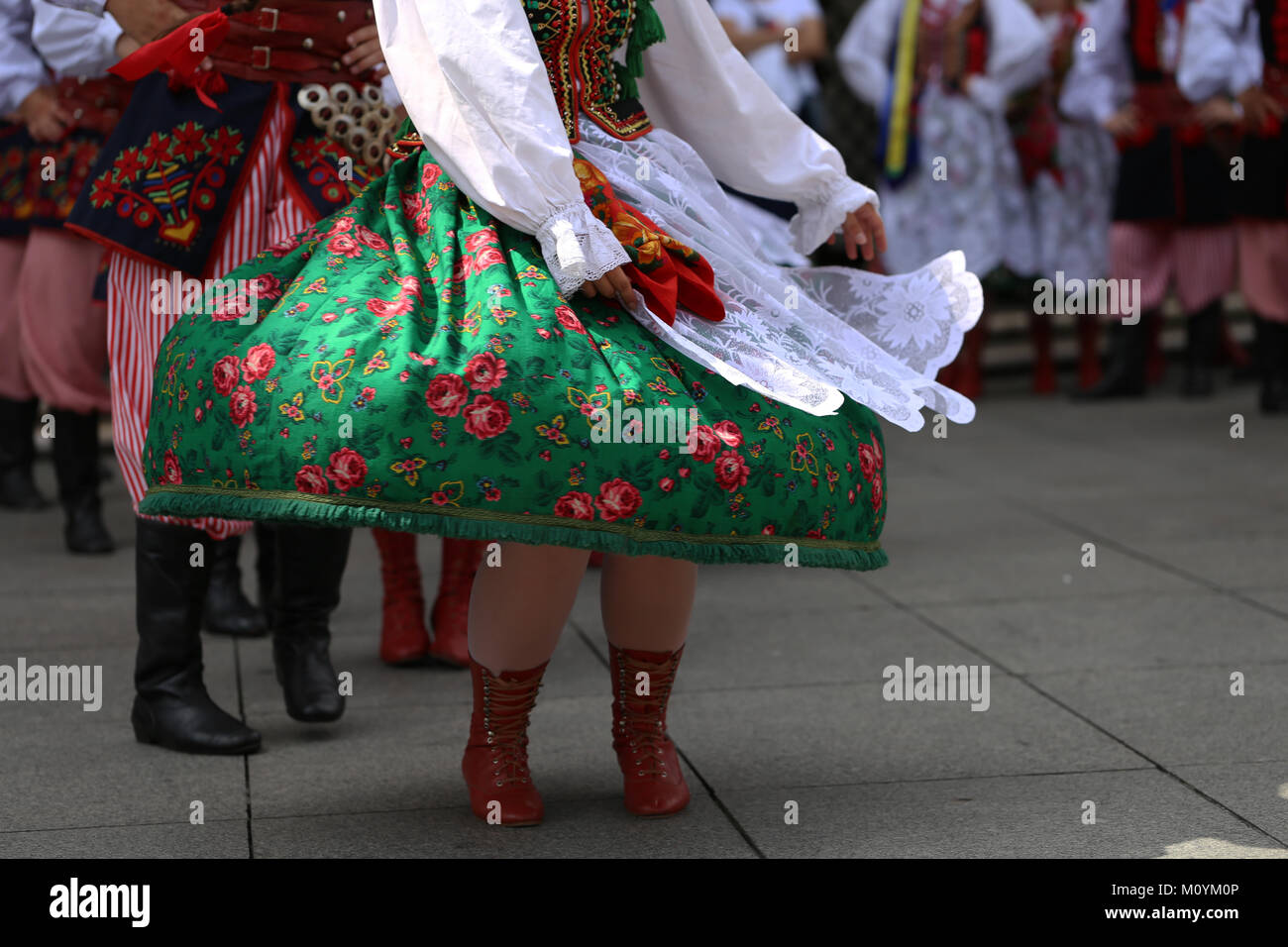 Groupe de danse folklorique polonais avec costume traditionnel Banque D'Images