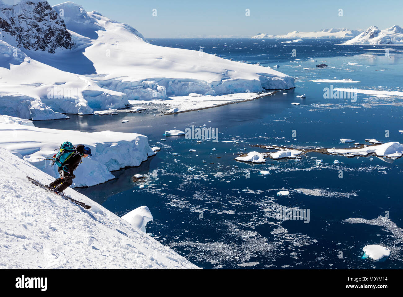 Ski alpin ski alpin de l'alpiniste dans l'Antarctique ; l'Île Nansen Banque D'Images