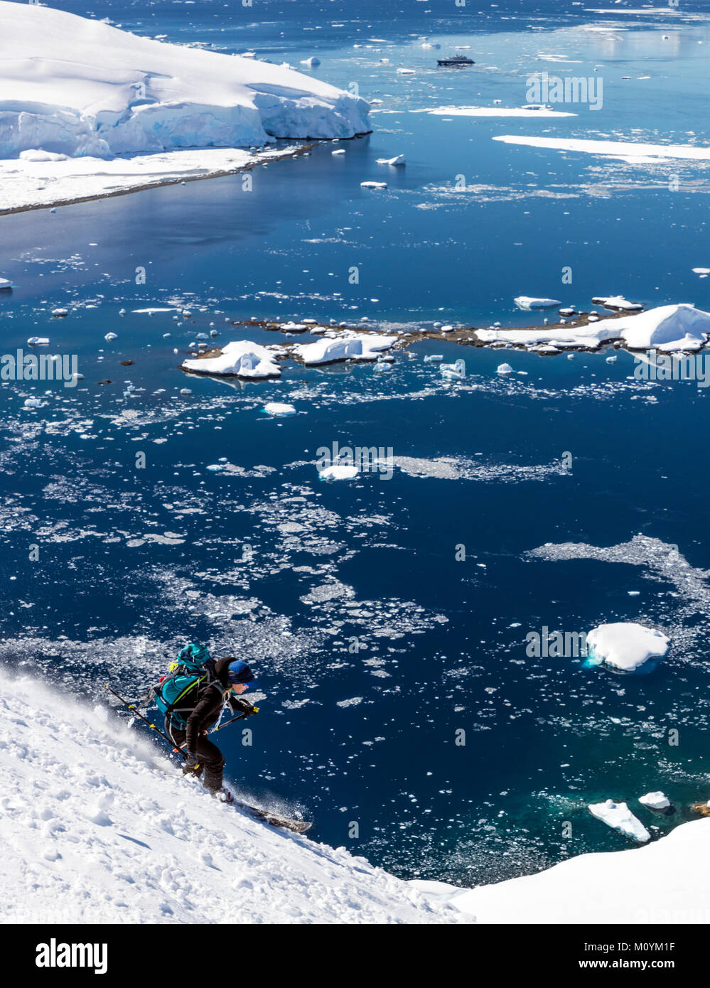 Ski alpin ski alpin de l'alpiniste dans l'Antarctique ; l'Île Nansen Banque D'Images