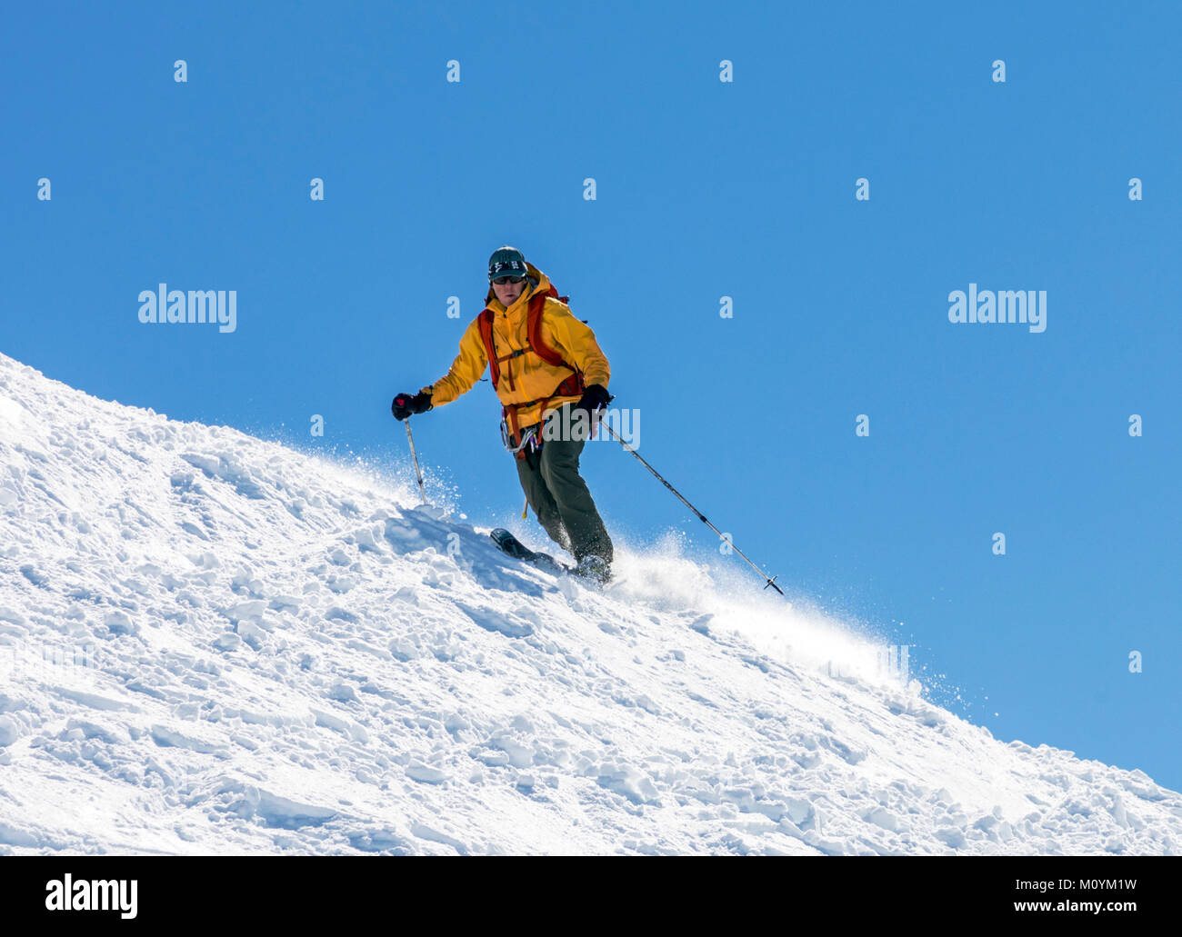 Telemark ski alpin ski alpin de l'alpiniste dans l'Antarctique ; l'Île Nansen Banque D'Images