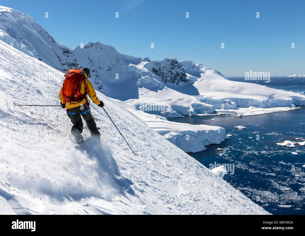 Telemark ski alpin ski alpin de l'alpiniste dans l'Antarctique ; l'Île Nansen Banque D'Images