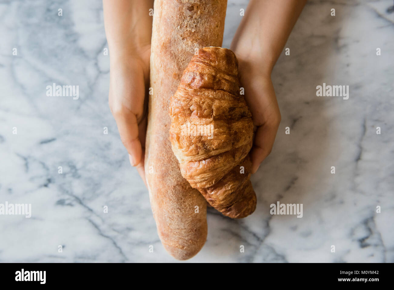 Mains d'African American Woman holding pain Banque D'Images