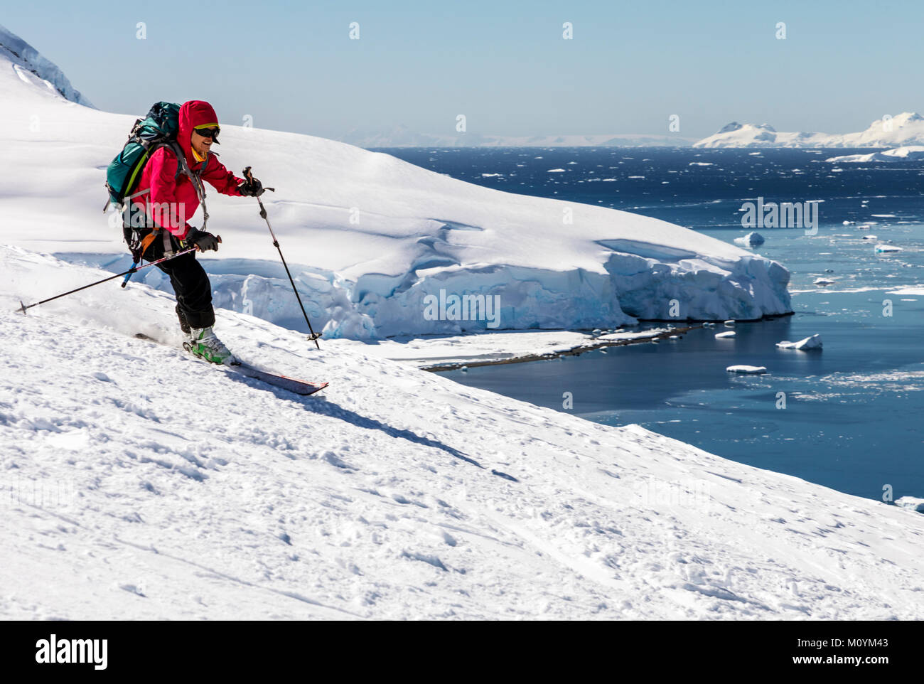 Ski alpin ski alpin de l'alpiniste dans l'Antarctique ; l'Île Nansen Banque D'Images