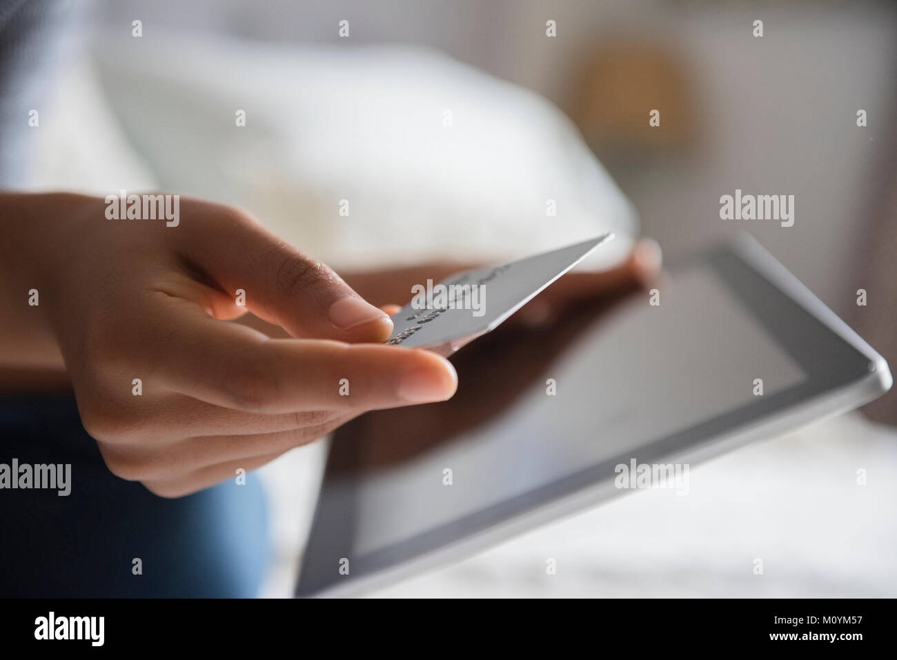 Mains d'African American Woman shopping online with digital tablet Banque D'Images