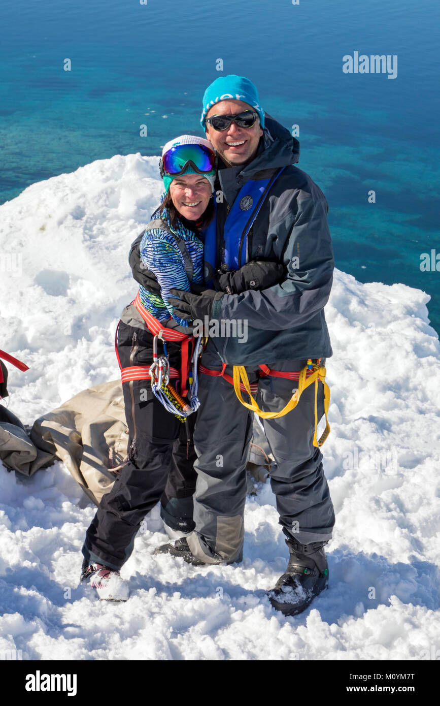 Les alpinistes de ski alpin en attente de Zodiac pick-up ; Île Nansen l'Antarctique ; Banque D'Images