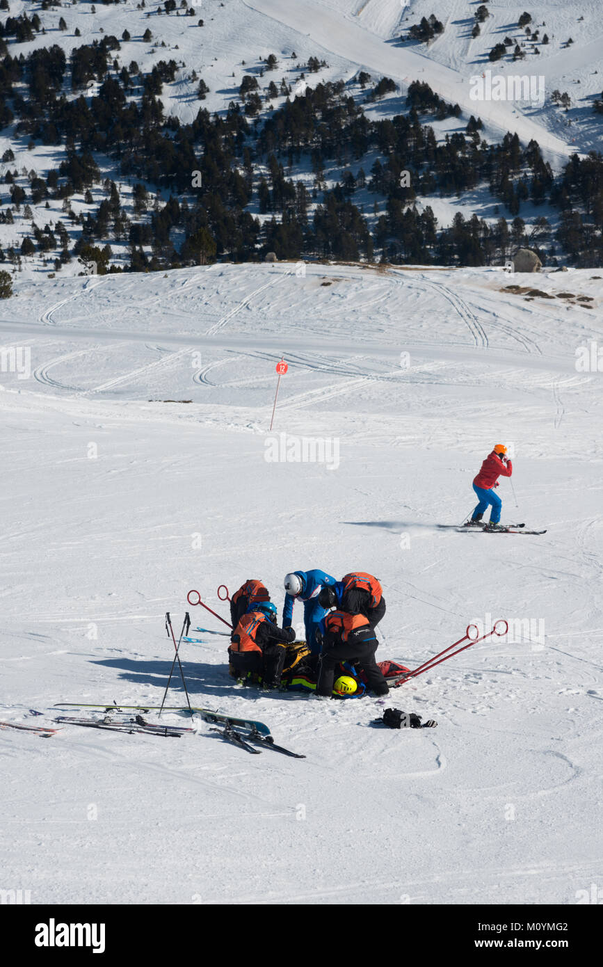 L'équipage de sauvetage en montagne aider un skieur blessé sur une civière à Grau Roig, Grandvalaria ski area, Andorre, Europe Banque D'Images