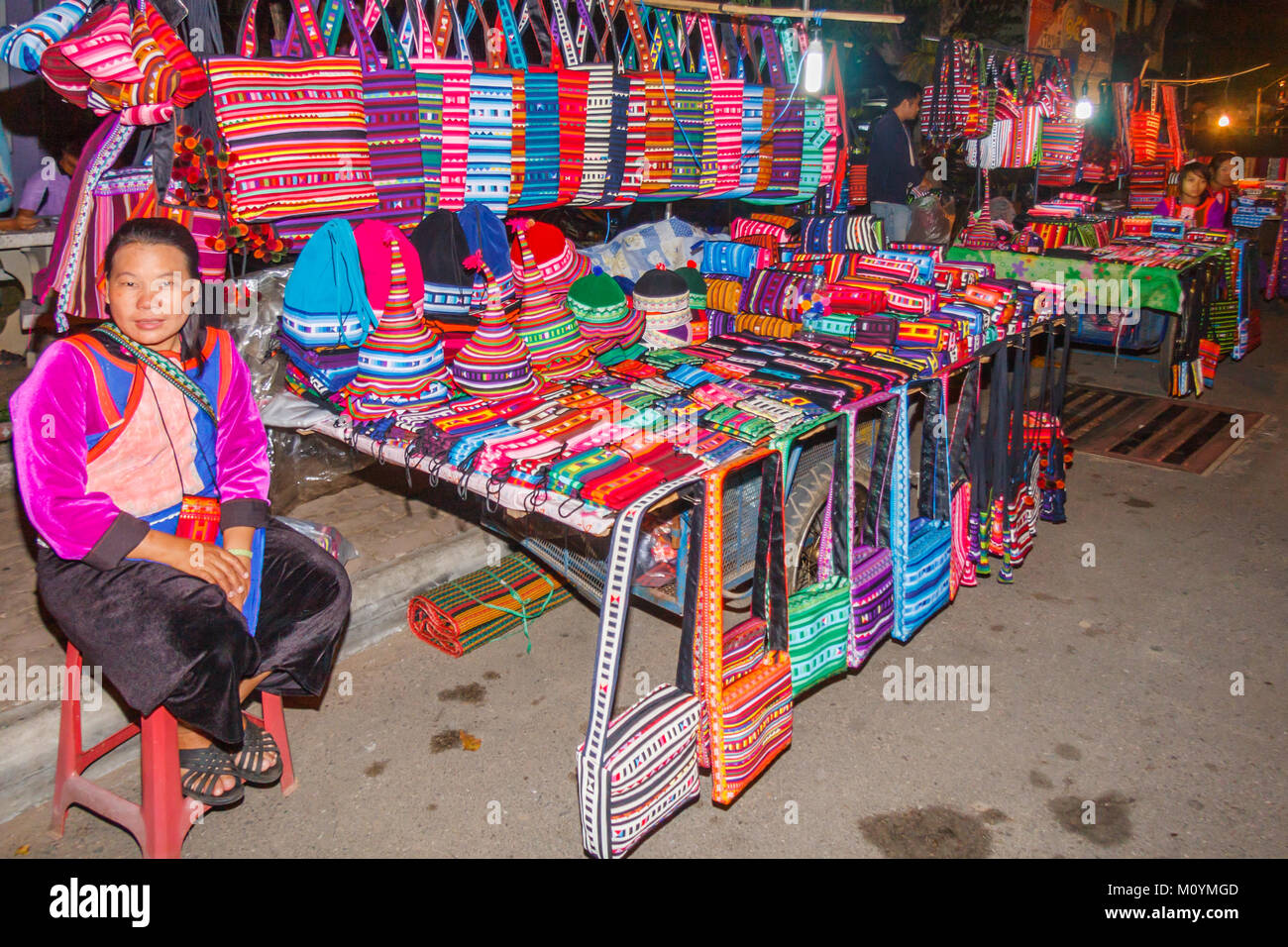 Femme vendant des produits hilltribe, marché de nuit, Mae Hong Son, Thaïlande du Nord Banque D'Images
