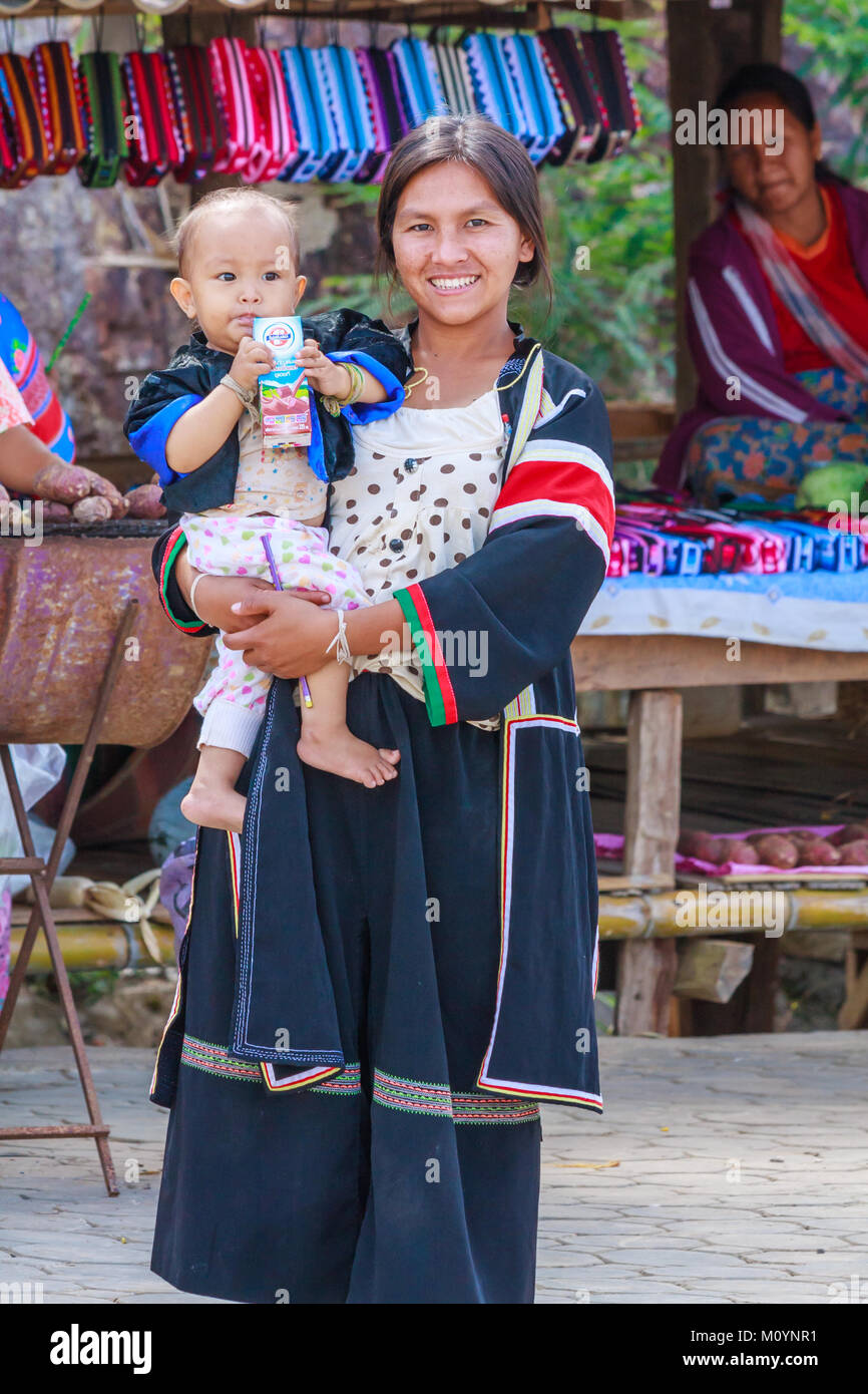 Hilltribe Hmong femme et bébé, la province de Tak, Thaïlande Banque D'Images