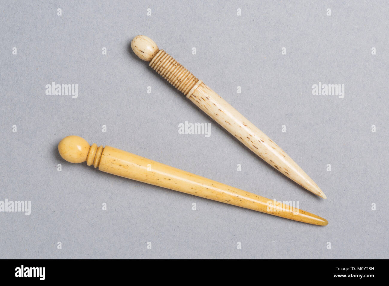 Deux os sculptés victorienne géorgienne ou Rima, ou poinçons, pour la couture et la fabrication de dentelle. 90 mm plus long long. Banque D'Images Deux os sculptés victorienne géorgienne ou Rima, ou poinçons, pour la couture et la fabrication de dentelle. 90 mm plus long long. Banque D'Images