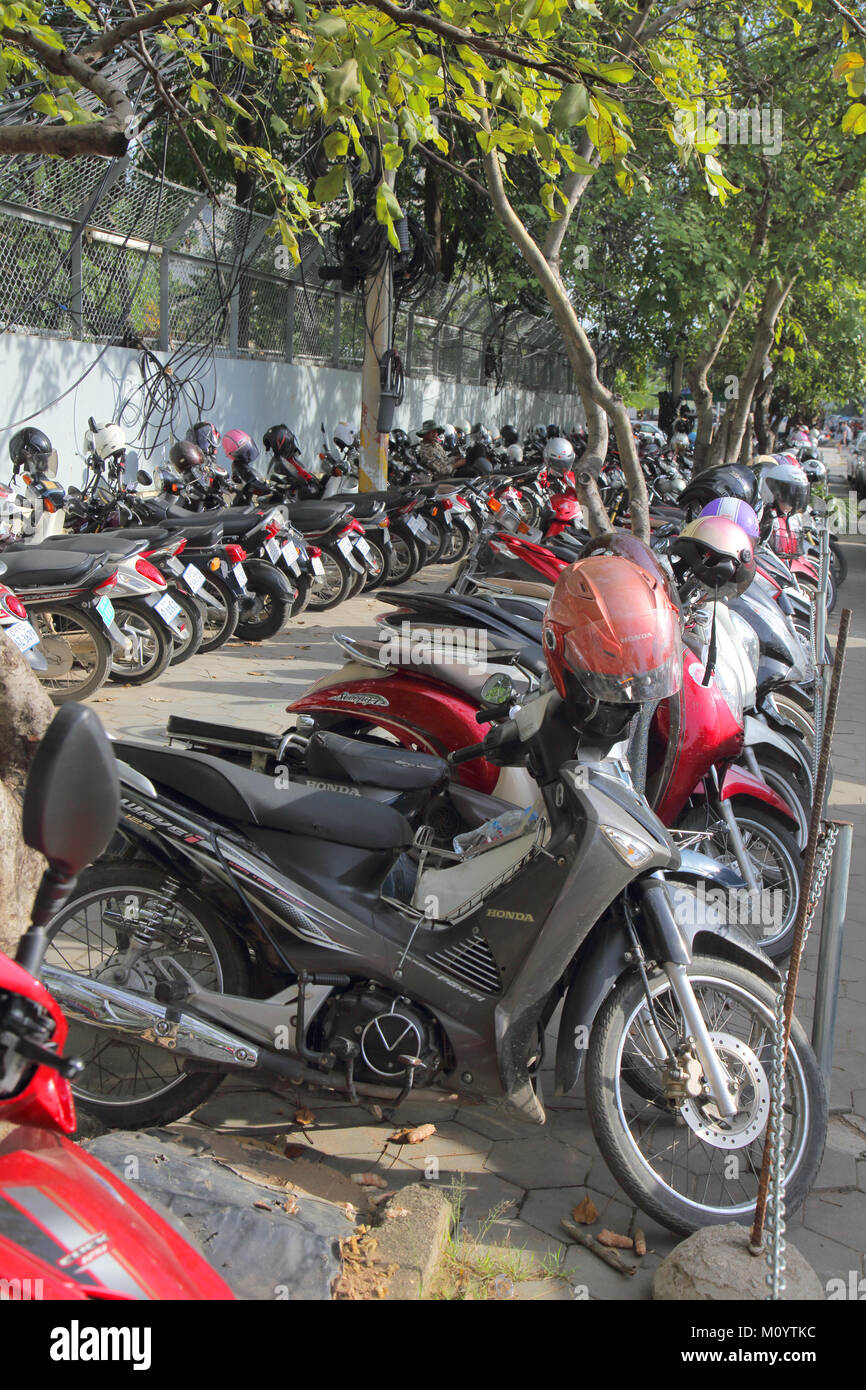 Les motos et scooters stationnés à Phnom Penh au Cambodge Banque D'Images