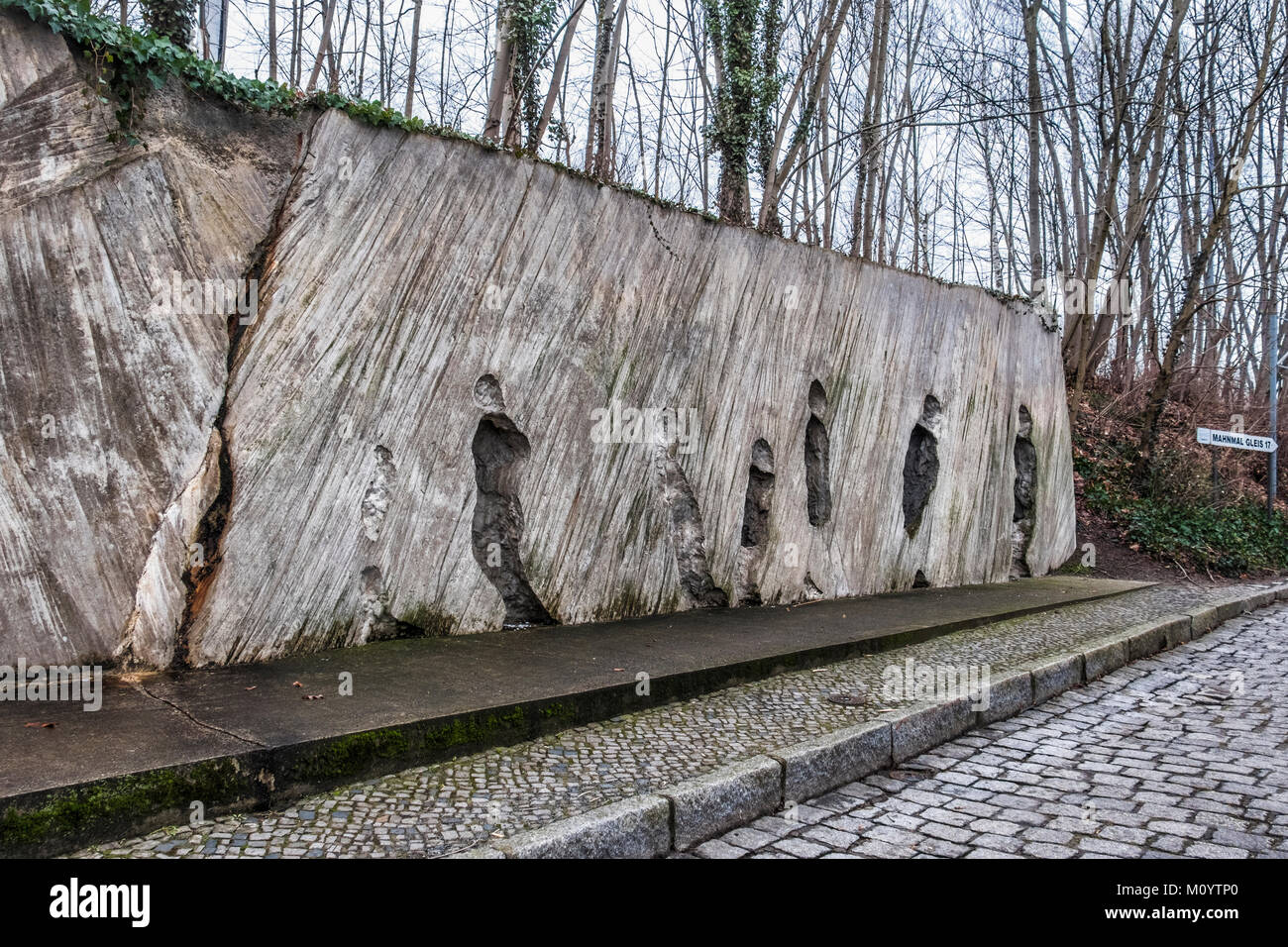 Berlin-Grunewald. Mémoire par l'artiste polonais Karol Broniatowski1991. Mur de béton avec des impressions négatives du corps humain symbolisant les Juifs déportés Banque D'Images