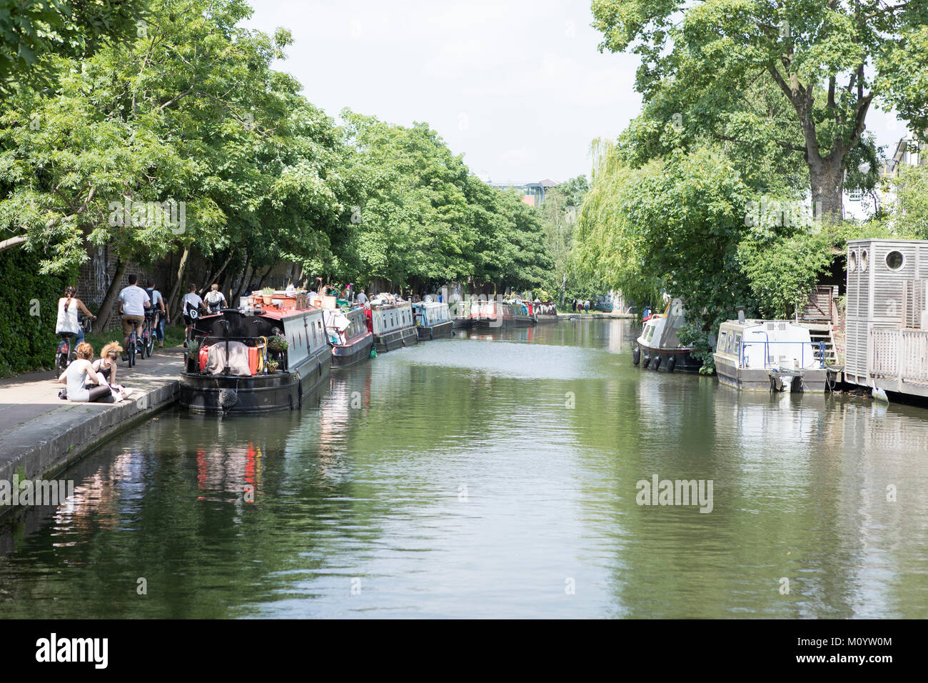 Le regents canal étroit et bateaux près du zoo de Londres Banque D'Images