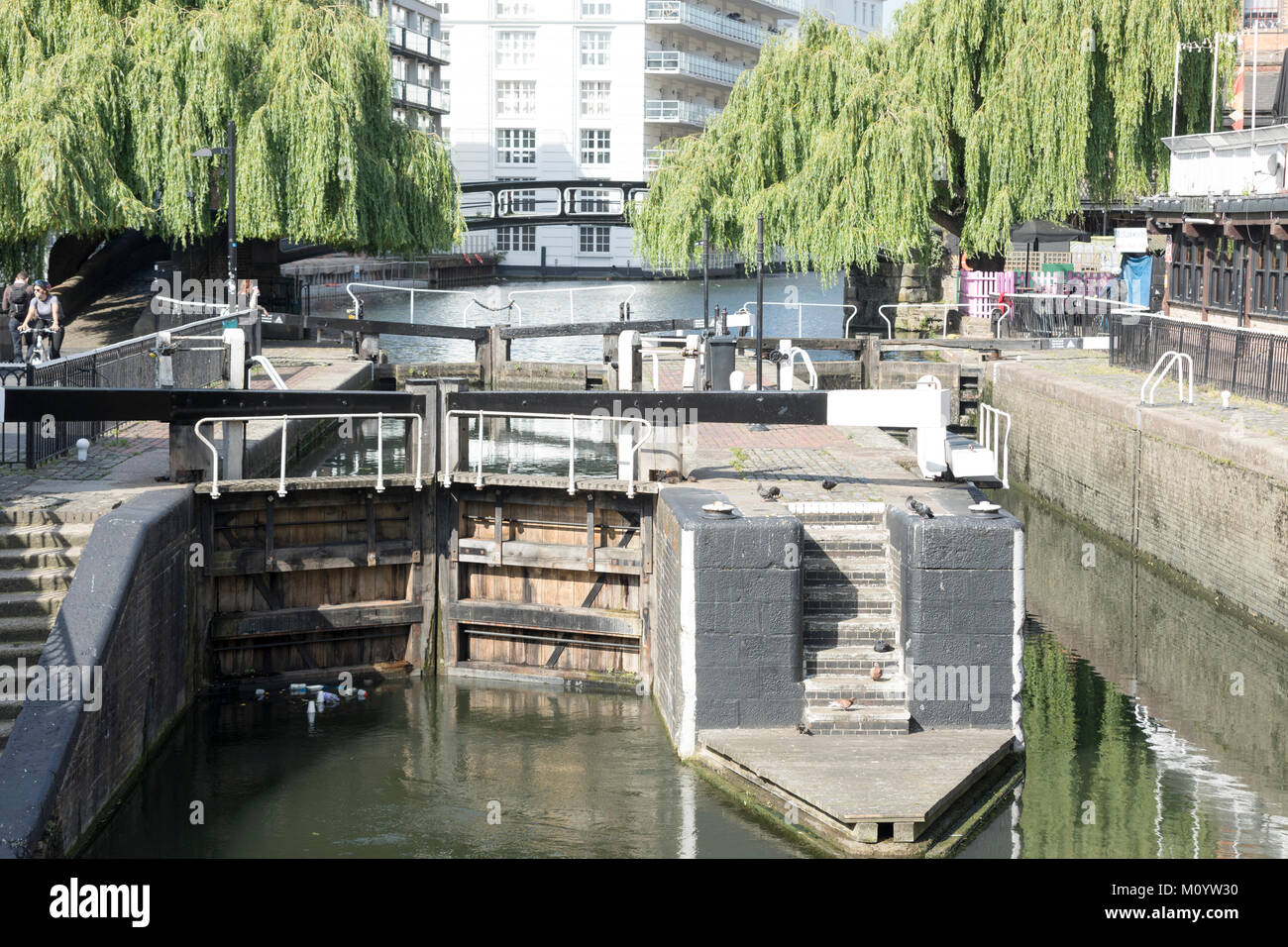 Le Regents Canal et les écluses de Camden Town Banque D'Images