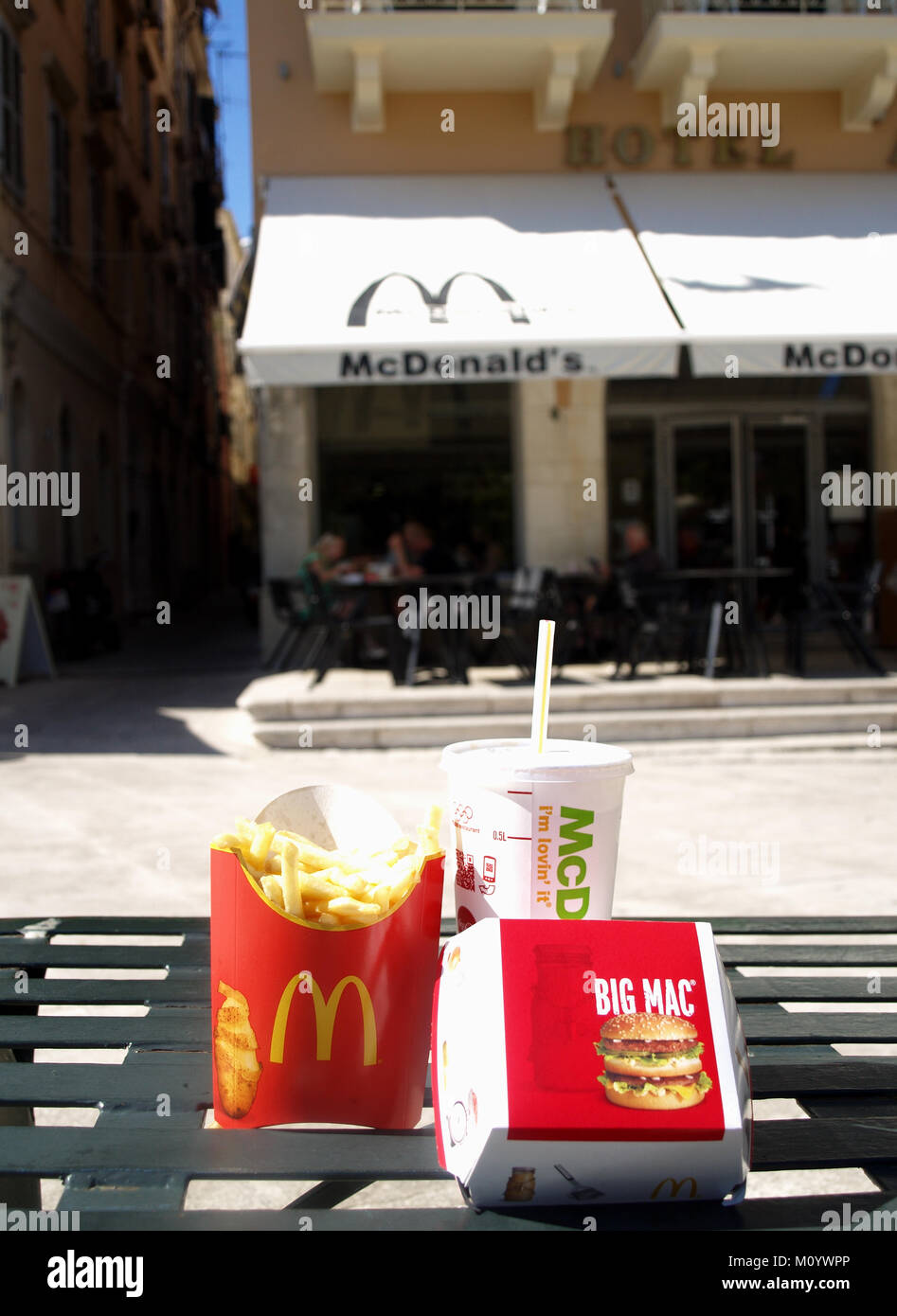 Mcdonald's Big Mac à l'extérieur de l'emballage restaurant à Corfou, Grèce, Europe Banque D'Images