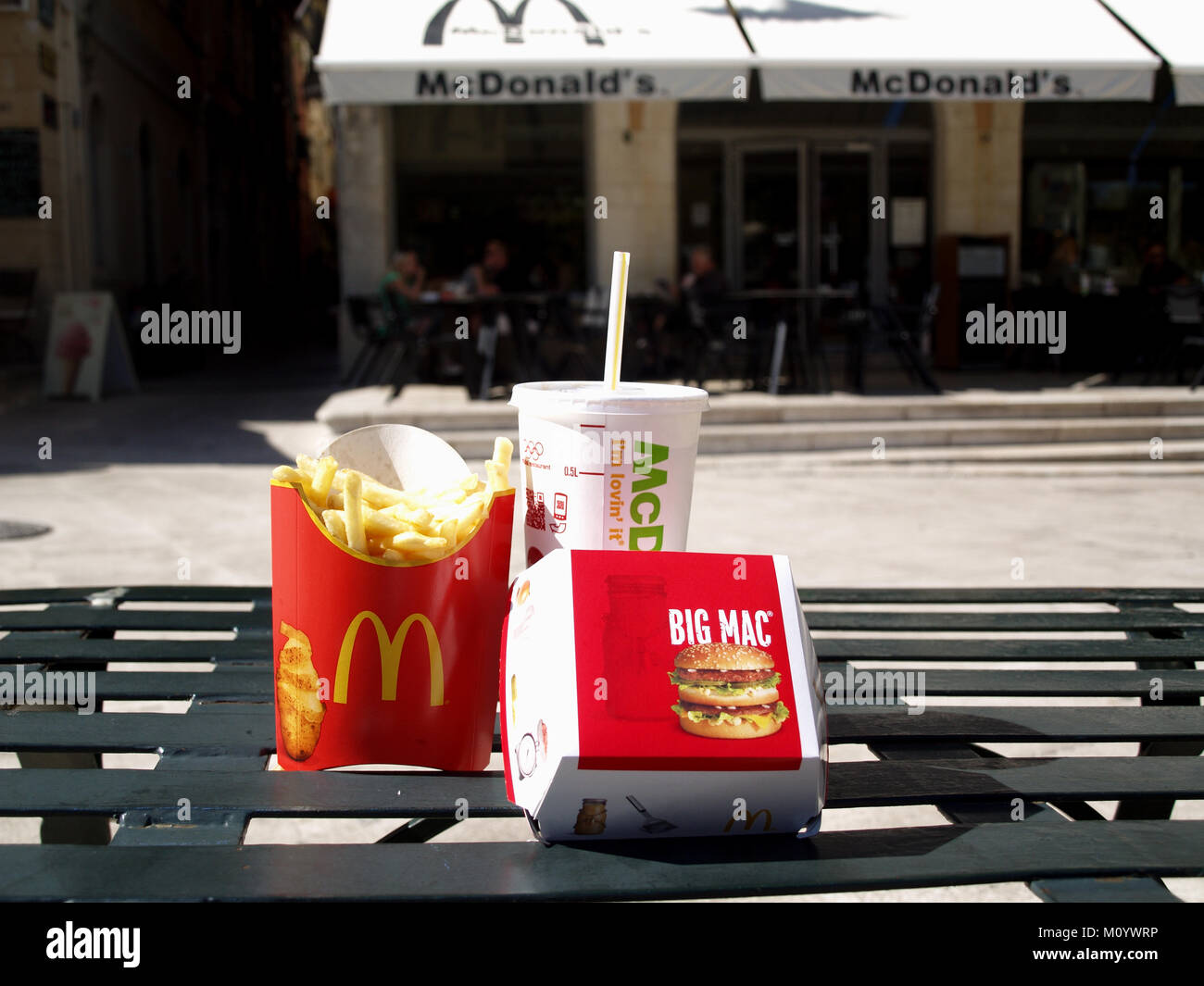 Mcdonald's Big Mac à l'extérieur de l'emballage restaurant à Corfou, Grèce, Europe Banque D'Images