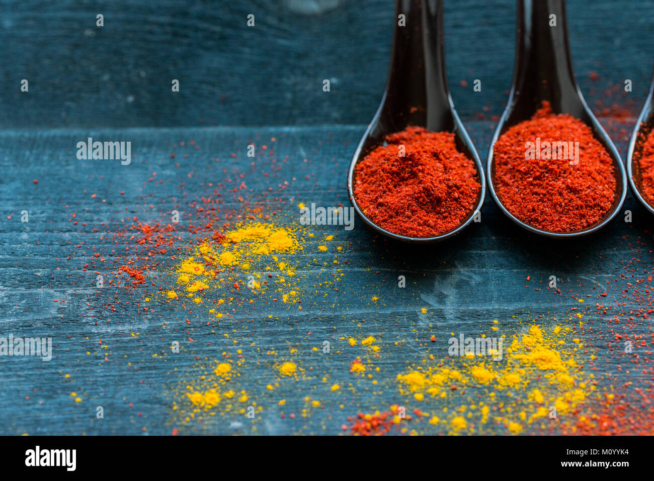 Studio shot de cuillères avec red paprika en poudre Banque D'Images Studio shot de cuillères avec red paprika en poudre Banque D'Images